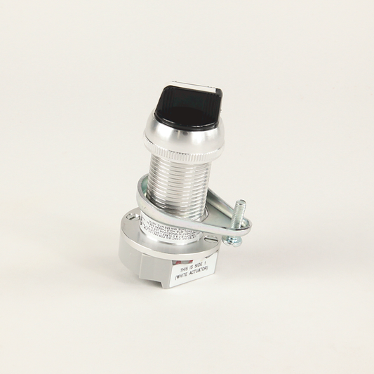 800H-HP17KB6AXXX - Interruptor de selección de 2 posiciones para áreas peligrosas, tipo 7 y 9, sin iluminación, longitud de cilindro estándar, blanco (perilla) / gris (ala metálica), palanca de perilla sostenida, 1 NA-1 NC