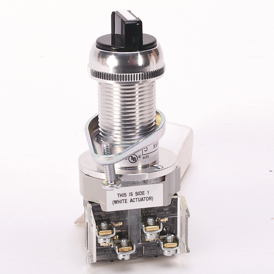 800H-JP51KB7 - Hazardous Location Type 7&9 3 Pos. Cyl. Lock Sel. Switch, Standard Barrel Length, Spring Rtn fr/ Left, Lock Right & Center, D018 (Std. Key)