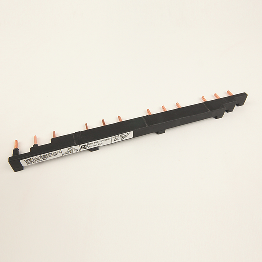 140M-C-W544N - Accesorios para 140M - Bastidores C, RC, D y F, Enlace de comunicación trifásico para 140M-C y D, Espaciado de 54 mm, 4 arrancadores